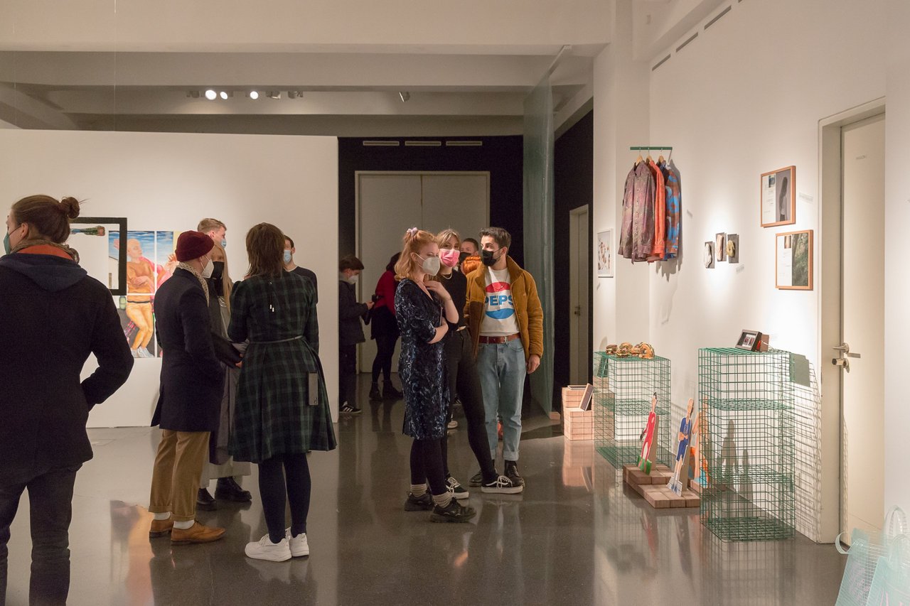 Besucher begutachten die Kunstwerke