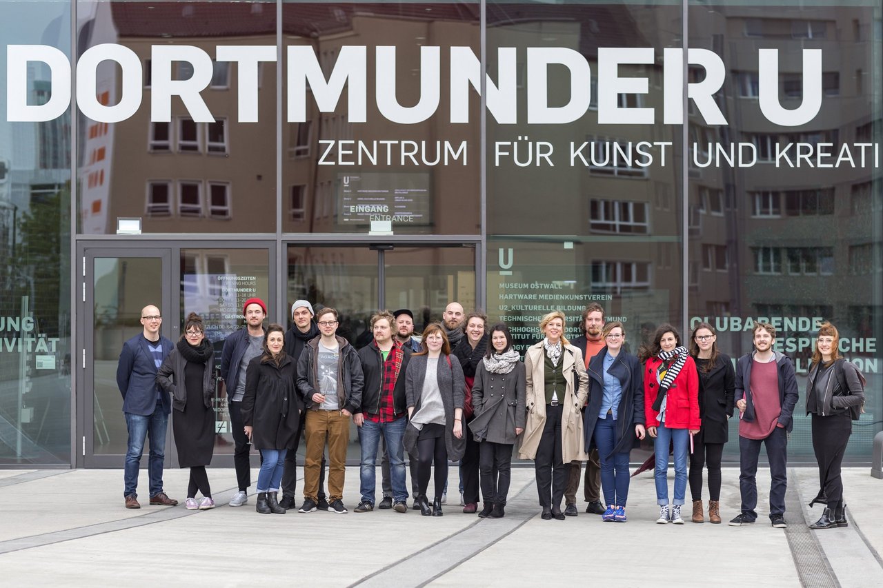Gruppenfoto der Künstler, Designer, Kuratoren vom Dortmunder Kunstverein zusammen mit Förderer Wilo-Foundation 2017 vor dem Ausstellungsort Dortmunder U. 