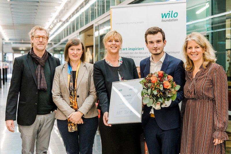 Tobias Reikow erhält die Förderpreisurkunde der Wilo-Foundation