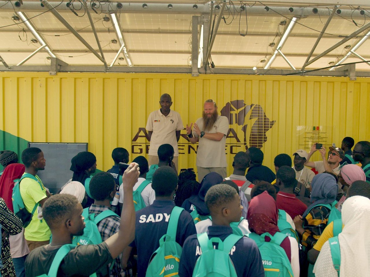 Torsten Schreiber (Africa GreenTec) erläutert senegalesischen Enactus-Studierenden die Funktionsweise des "Cooltainers"