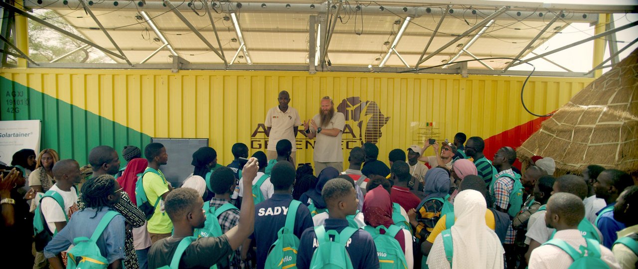 Torsten Schreiber (Africa GreenTec) erläutert senegalesischen Enactus-Studierenden die Funktionsweise des "Cooltainers"