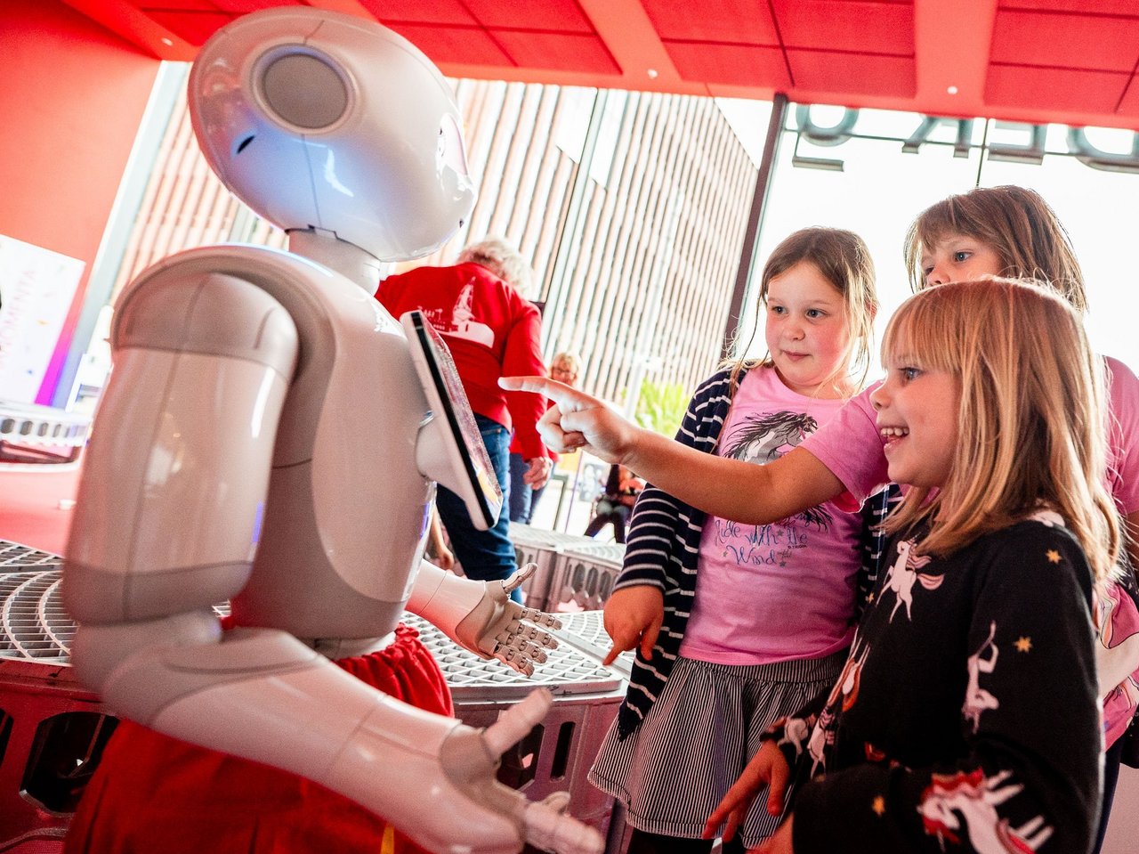 Kinder bedienen einen humanoiden Roboter