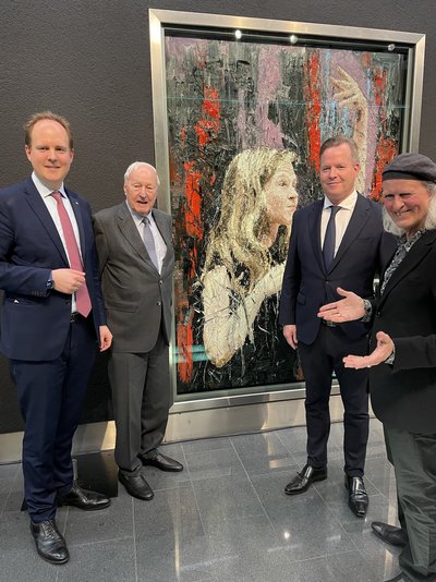 Dr. Raphael von Hoensbroech, Dr.-Ing. E.h. Jochen Opländer, Oliver Hermes und Oliver Jordan stehen vor einem Gemälde des Hausmalers des Konzerthaus Dortmund, Oliver Jordan, das die Dirigentin Mirga Gražynitė-Tyla porträtiert