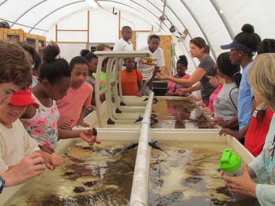 Kinder im Wasserlabor