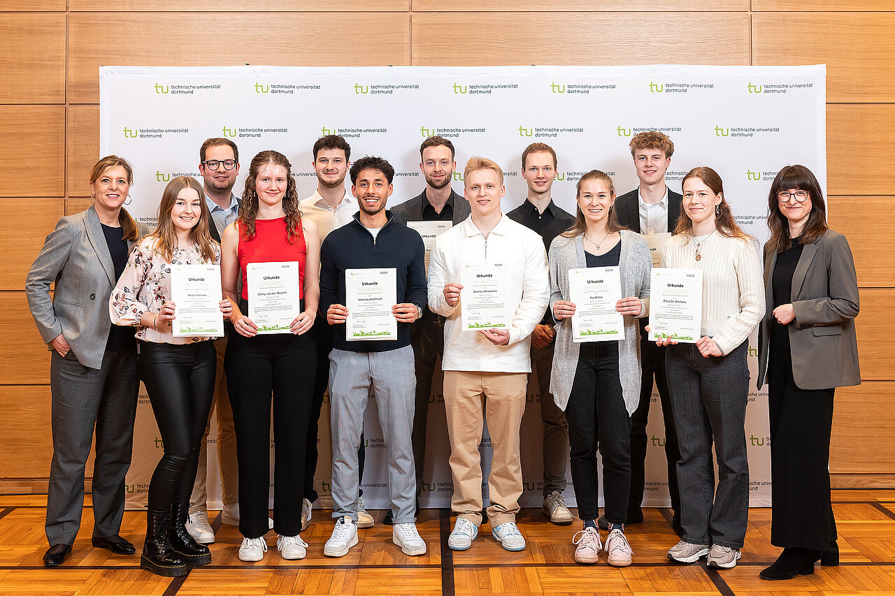 Gruppenbild der Stipendiaten der Wilo-Foundation mit Vertretern der Wilo-Foundation