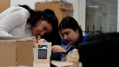 Zwei Mädchen erarbeiten konzentriert einen Prototypen im Rahmen der "Hackdays"